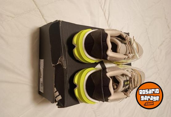 Indumentaria - Excelente Par de Zapas Adidas Originales Modelo Astrastar Talle USA 10.5 Nuevas en Caja sin Estrenar - En Venta