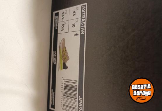 Indumentaria - Excelente Par de Zapas Adidas Originales Modelo Astrastar Talle USA 10.5 Nuevas en Caja sin Estrenar - En Venta