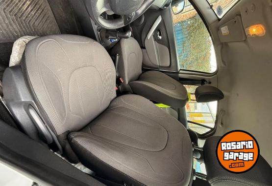 Autos - Renault Logan 2018 GNC 144000Km - En Venta