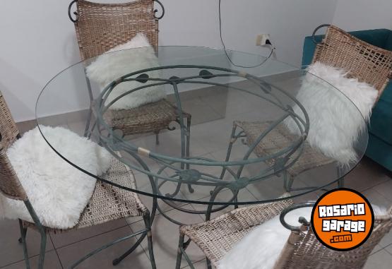 Hogar - Juego de Mesa Redonda de Hierro y Vidrio + 4 Sillas de Mimbre - En Venta