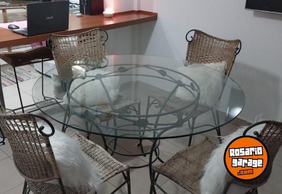 Hogar - Juego de Mesa Redonda de Hierro y Vidrio + 4 Sillas de Mimbre - En Venta
