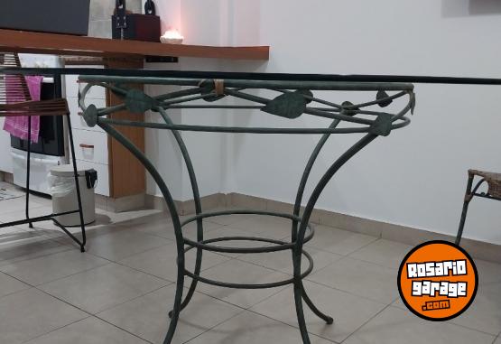 Hogar - Juego de Mesa Redonda de Hierro y Vidrio + 4 Sillas de Mimbre - En Venta