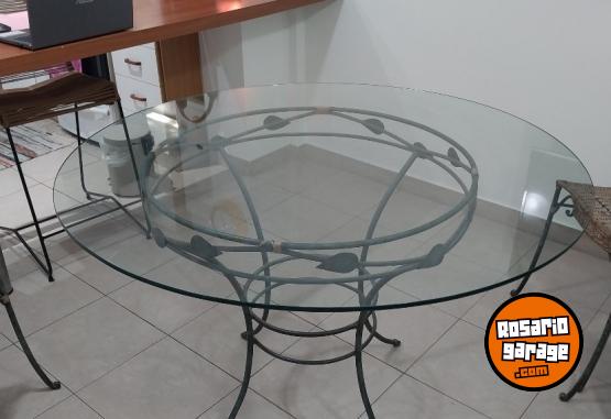 Hogar - Juego de Mesa Redonda de Hierro y Vidrio + 4 Sillas de Mimbre - En Venta