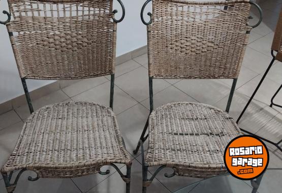 Hogar - Juego de Mesa Redonda de Hierro y Vidrio + 4 Sillas de Mimbre - En Venta
