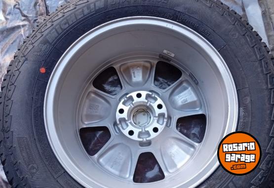 Accesorios para Autos - Juego / Combo Neumáticos Michelin 215/65 R16 + Llantas Aleación y Chapa Oroch/Duster - NUEVO - En Venta