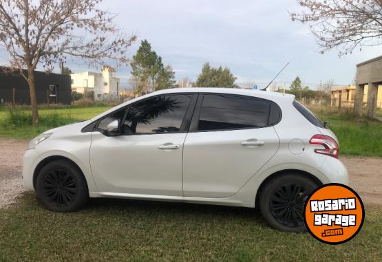 Autos - Peugeot 208 allure touchscreen 2016 Nafta 136000Km - En Venta