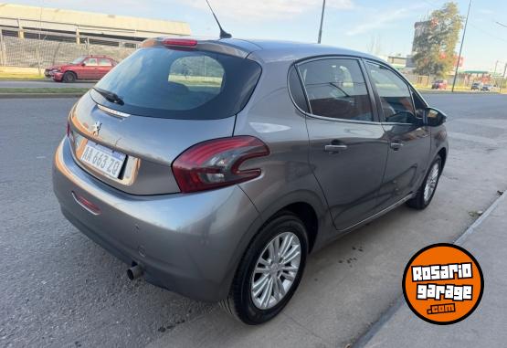Autos - Peugeot 208 allure touchcreen 2016 Nafta 105000Km - En Venta