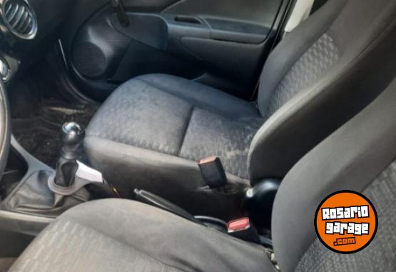 Autos - Toyota Etios 2015 Nafta 155000Km - En Venta
