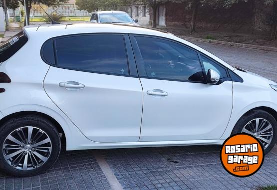 Autos - Peugeot 208 allure 2017 Nafta 115000Km - En Venta