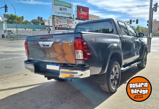 Camionetas - Toyota Hilux SR AT 4X4 2025 Diesel 27500Km - En Venta