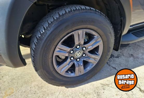 Camionetas - Toyota Hilux SR AT 4X4 2025 Diesel 27500Km - En Venta