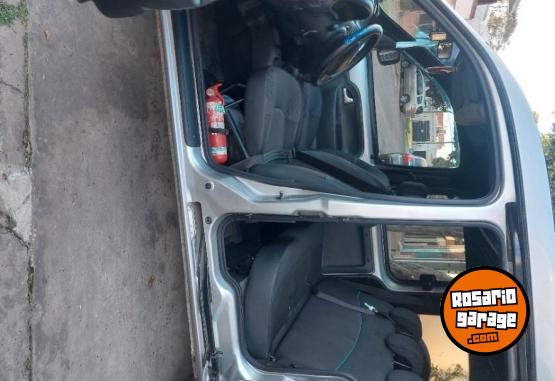 Utilitarios - Renault Kangoo 2015 GNC 175000Km - En Venta