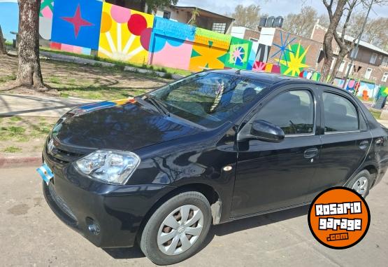 Autos - Toyota Etios XS 2014 GNC 146000Km - En Venta