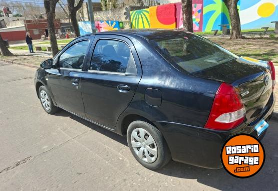Autos - Toyota Etios XS 2014 GNC 146000Km - En Venta