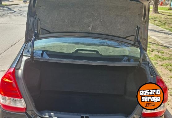 Autos - Toyota Etios XS 2014 GNC 146000Km - En Venta