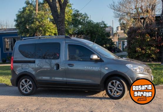 Utilitarios - Renault Kangoo Stepway 2023 Diesel 61181Km - En Venta
