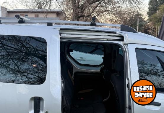 Utilitarios - Renault Kangoo STEPWAY 5 asientos 2023 Nafta 86000Km - En Venta