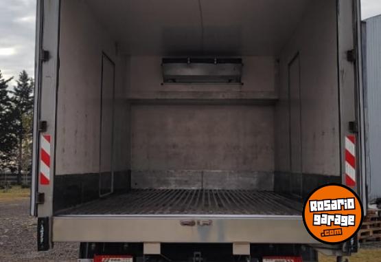 Camiones y Grúas - Volvo VM 270 automático con térmico Lambert y equipo de frío Carrier - En Venta