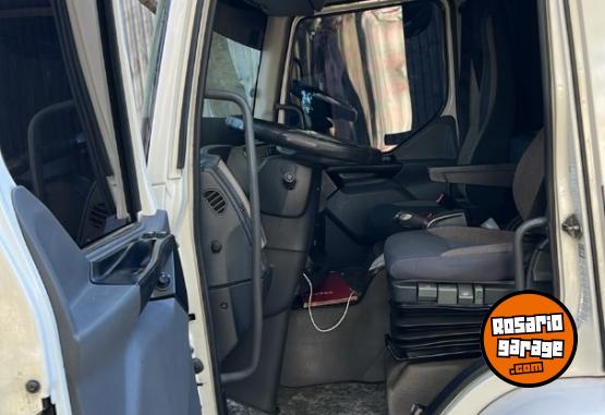 Camiones y Grúas - Volvo VM 270 automático con térmico Lambert y equipo de frío Carrier - En Venta