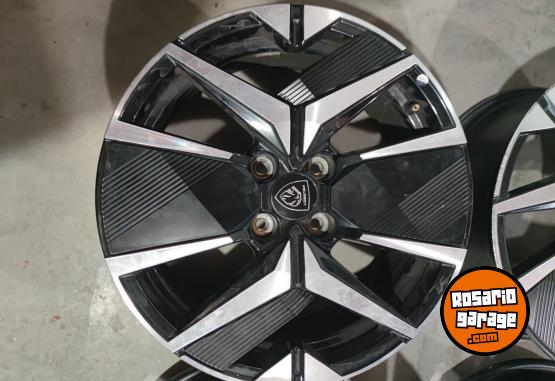 Accesorios para Autos - Llantas 17 Peugeot 208 GT línea nueva Impecables. $1.000.000 las 4. NO BAJO PRECIO - En Venta