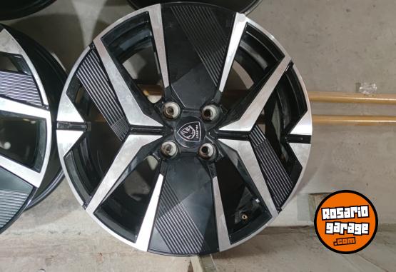 Accesorios para Autos - Llantas 17 Peugeot 208 GT línea nueva Impecables. $1.000.000 las 4. NO BAJO PRECIO - En Venta