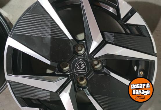 Accesorios para Autos - Llantas 17 Peugeot 208 GT línea nueva Impecables. $1.000.000 las 4. NO BAJO PRECIO - En Venta