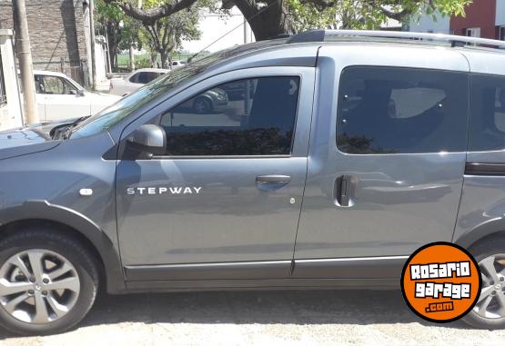 Utilitarios - Renault Kangoo 2024 Nafta 17000Km - En Venta