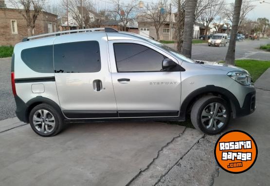 Utilitarios - Renault Kangoo 2023 Nafta 48000Km - En Venta