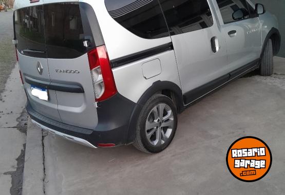 Utilitarios - Renault Kangoo 2023 Nafta 48000Km - En Venta