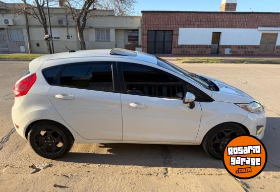 Autos - Ford Fiesta kinetic Titanium 2012 Nafta 200000Km - En Venta