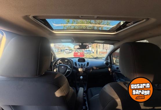 Autos - Ford Fiesta kinetic Titanium 2012 Nafta 200000Km - En Venta