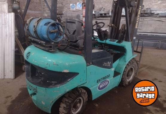 Camiones y Grúas - Autoelevador Maximal 2.5 - En Venta