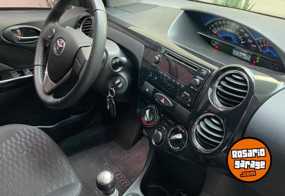 Autos - Toyota Etios Cross 2016 Nafta 80000Km - En Venta