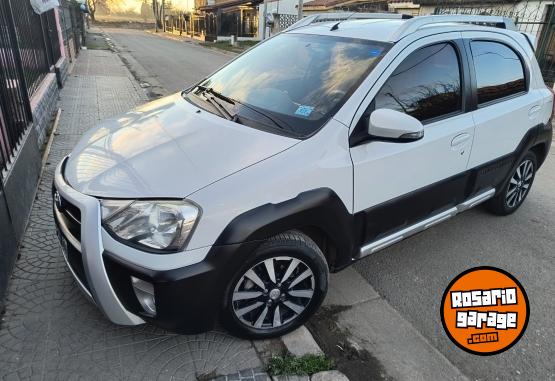 Autos - Toyota Etios Cross 2015 Nafta 139500Km - En Venta