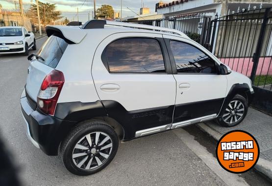 Autos - Toyota Etios Cross 2015 Nafta 139500Km - En Venta