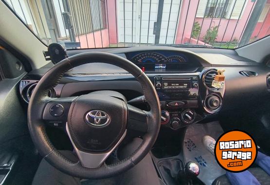 Autos - Toyota Etios Cross 2015 Nafta 139500Km - En Venta