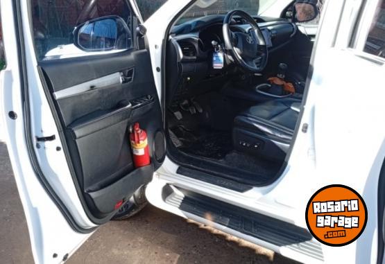Camionetas - Toyota TOYOTA HILUX TOP DE GAMA 2017 Diesel 215000Km - En Venta