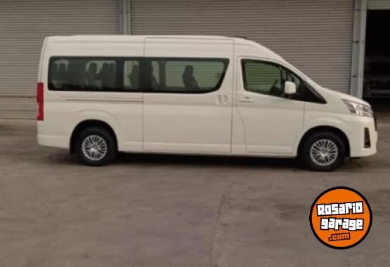 Utilitarios - Toyota Hiace Conmuter 2024 Diesel 75000Km - En Venta