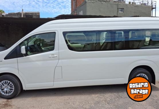 Utilitarios - Toyota Hiace Conmuter 2024 Diesel 75000Km - En Venta