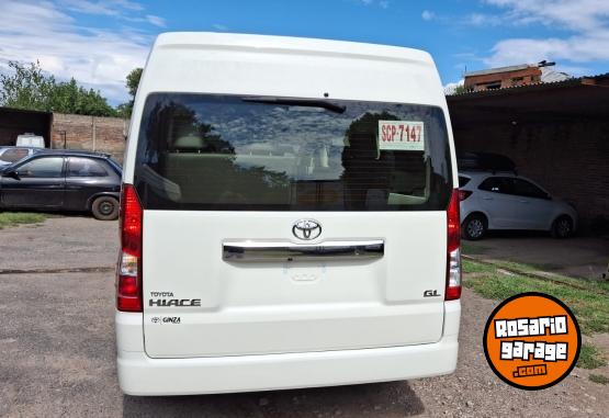 Utilitarios - Toyota Hiace Conmuter 2024 Diesel 75000Km - En Venta