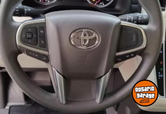 Utilitarios - Toyota Hiace Conmuter 2024 Diesel 75000Km - En Venta