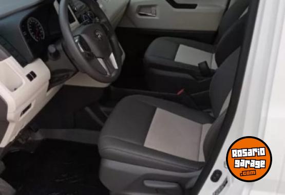 Utilitarios - Toyota Hiace Conmuter 2024 Diesel 75000Km - En Venta