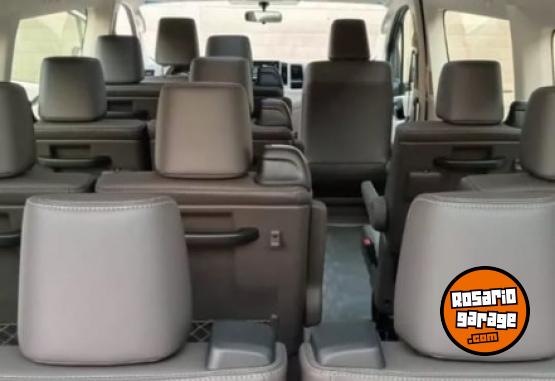 Utilitarios - Toyota Hiace Conmuter 2024 Diesel 75000Km - En Venta