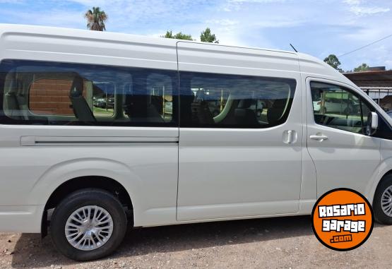 Utilitarios - Toyota Hiace Conmuter 2024 Diesel 75000Km - En Venta