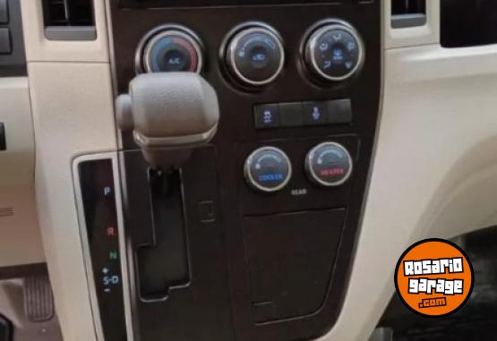 Utilitarios - Toyota Hiace Conmuter 2024 Diesel 75000Km - En Venta