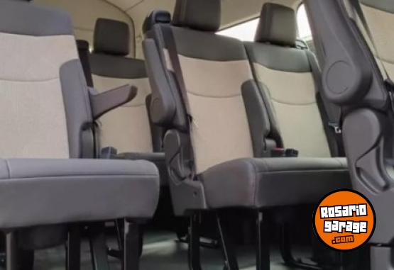 Utilitarios - Toyota Hiace Conmuter 2024 Diesel 75000Km - En Venta