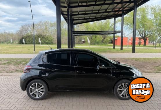 Autos - Peugeot 208 2016 Nafta 130000Km - En Venta