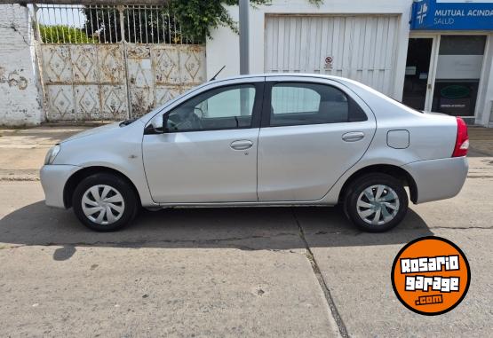 Autos - Toyota Etios xs sedan 2016 Nafta 200000Km - En Venta