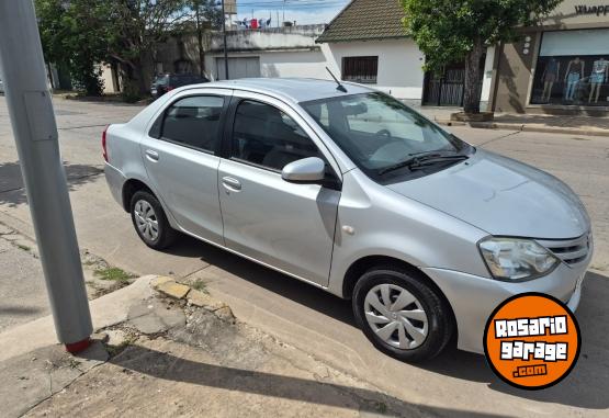 Autos - Toyota Etios xs sedan 2016 Nafta 200000Km - En Venta