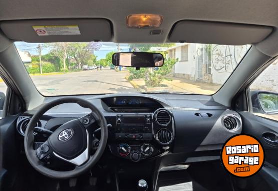 Autos - Toyota Etios xs sedan 2016 Nafta 200000Km - En Venta
